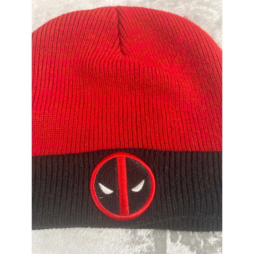 Marvel‎ Deadpool Red Black Knit Beanie Hat Embroidered Logo Cuffed Skull Cap OS